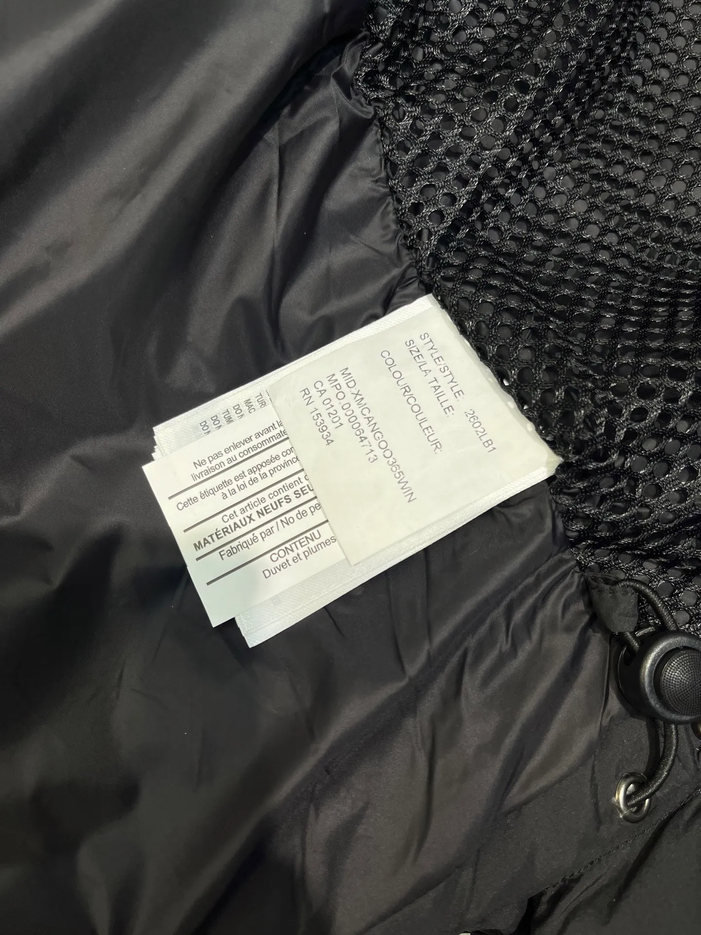 P740 Canada Goose🌟Ouyang Nana's same style 3m reflective black label down jacket junction junction parka is light weight and warm. The Junction Parka is made from soft enduraluxe fabric with cordura for added durability in high-wear areas, making it lightweight and durable. 360-degree reflective strips on the collar improve visibility in low-light environments. Features a removable hood for easy wearing during transitional periods when the weather warms up.  size：xs-xxl